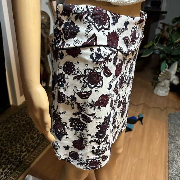 Very cool mini skirt. Nice heavy fabric with lines so panties don’t show. NWT - Picture 8 of 11